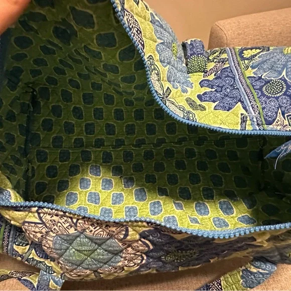 Large Vera Bradley Duffle Bag - Picture 4 of 9